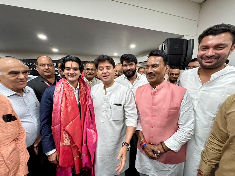 मप्रः मंत्री तुलसीराम सिलावट ने महाआर्यमन सिंधिया को एमपीसीए अध्यक्ष बनने पर दी बधाई मप्रः मंत्री तुलसीराम सिलावट ने महाआर्यमन सिंधिया को एमपीसीए अध्यक्ष बनने पर दी बधाई