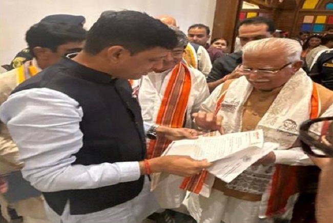 केंद्र मंत्री खट्टर से मिले इंदौर महापौर केंद्र मंत्री खट्टर से मिले इंदौर महापौर