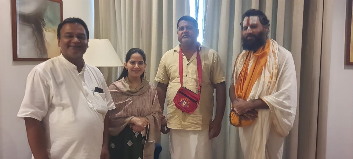 नदियामी (दरभंगा): जया किशोरी के साथ महंत बौवा भगवान व अन्य। नदियामी (दरभंगा): जया किशोरी के साथ महंत बौवा भगवान व अन्य।