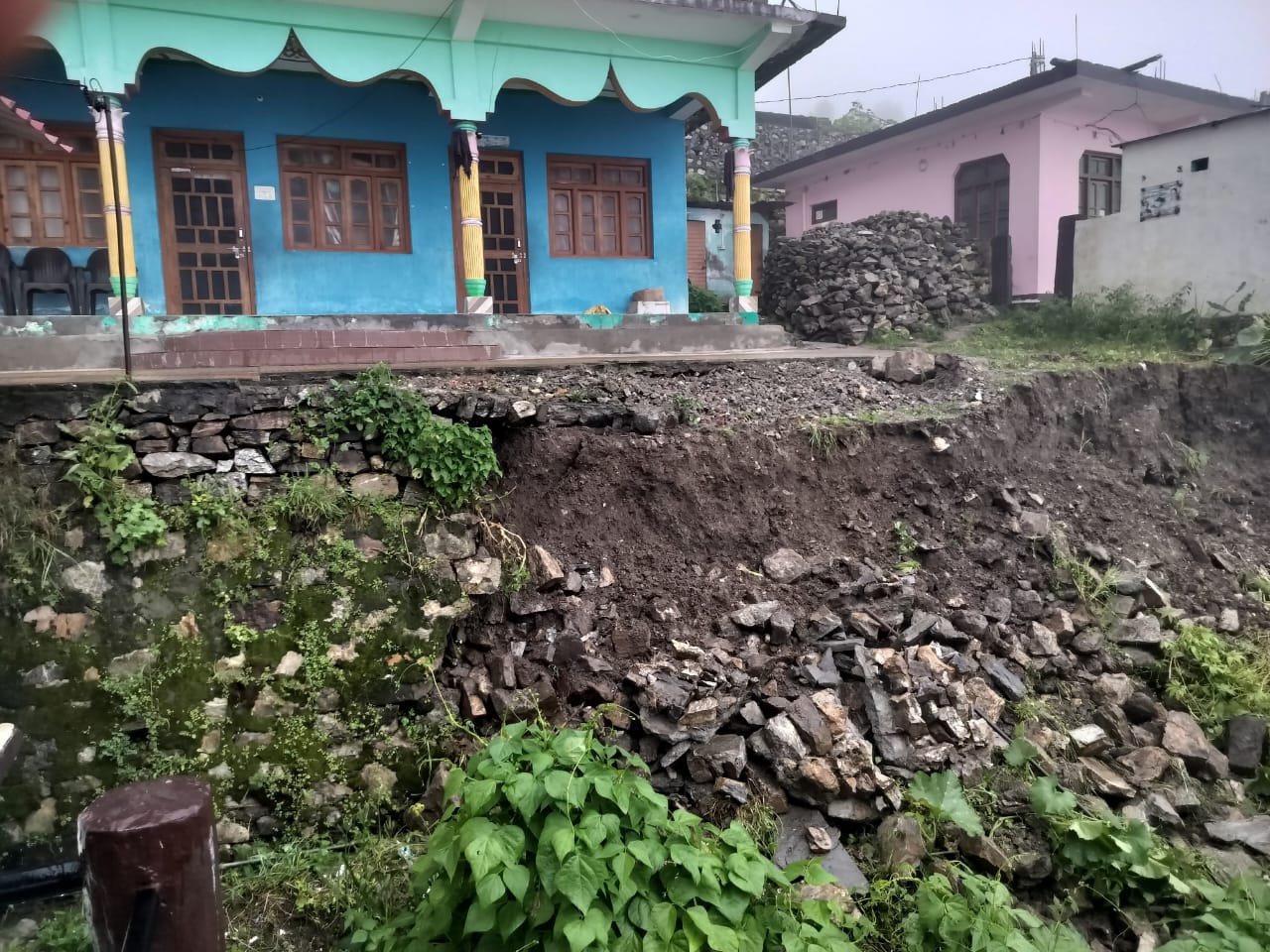 उत्तरकाशी: बारिश से बढ़ा भू-धंसाव से खतरे की जद में आवासीय भवन उत्तरकाशी: बारिश से बढ़ा भू-धंसाव से खतरे की जद में आवासीय भवन