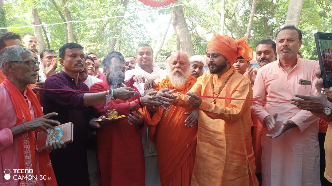 भंडारा का शुभारंभ करते अरेराज महंथ रविशंकर गिरी व अन्य भंडारा का शुभारंभ करते अरेराज महंथ रविशंकर गिरी व अन्य