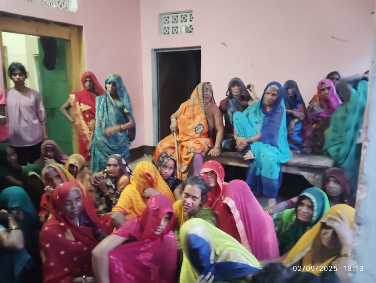 विवाहिता की मौत के बाद रोती बिलखती परिवार की महिलाएं विवाहिता की मौत के बाद रोती बिलखती परिवार की महिलाएं