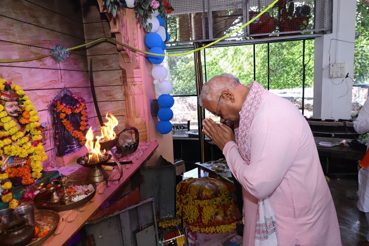 मंत्री मदन दिलावर ने तेजाजी के थानको पर लगाई ढोक, लोकदेवता के मेलों में लोगों को दी शुभकामनाएं मंत्री मदन दिलावर ने तेजाजी के थानको पर लगाई ढोक, लोकदेवता के मेलों में लोगों को दी शुभकामनाएं