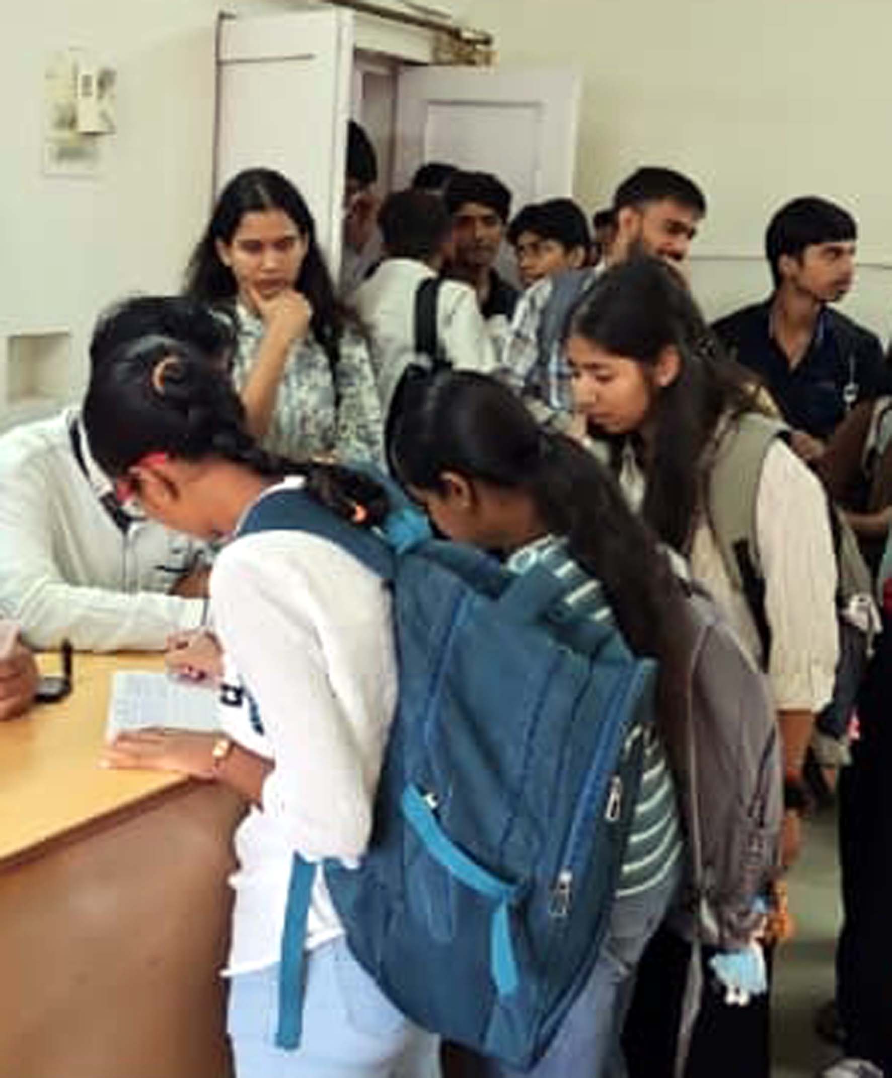 कैंप में उपस्थित विद्यार्थी।