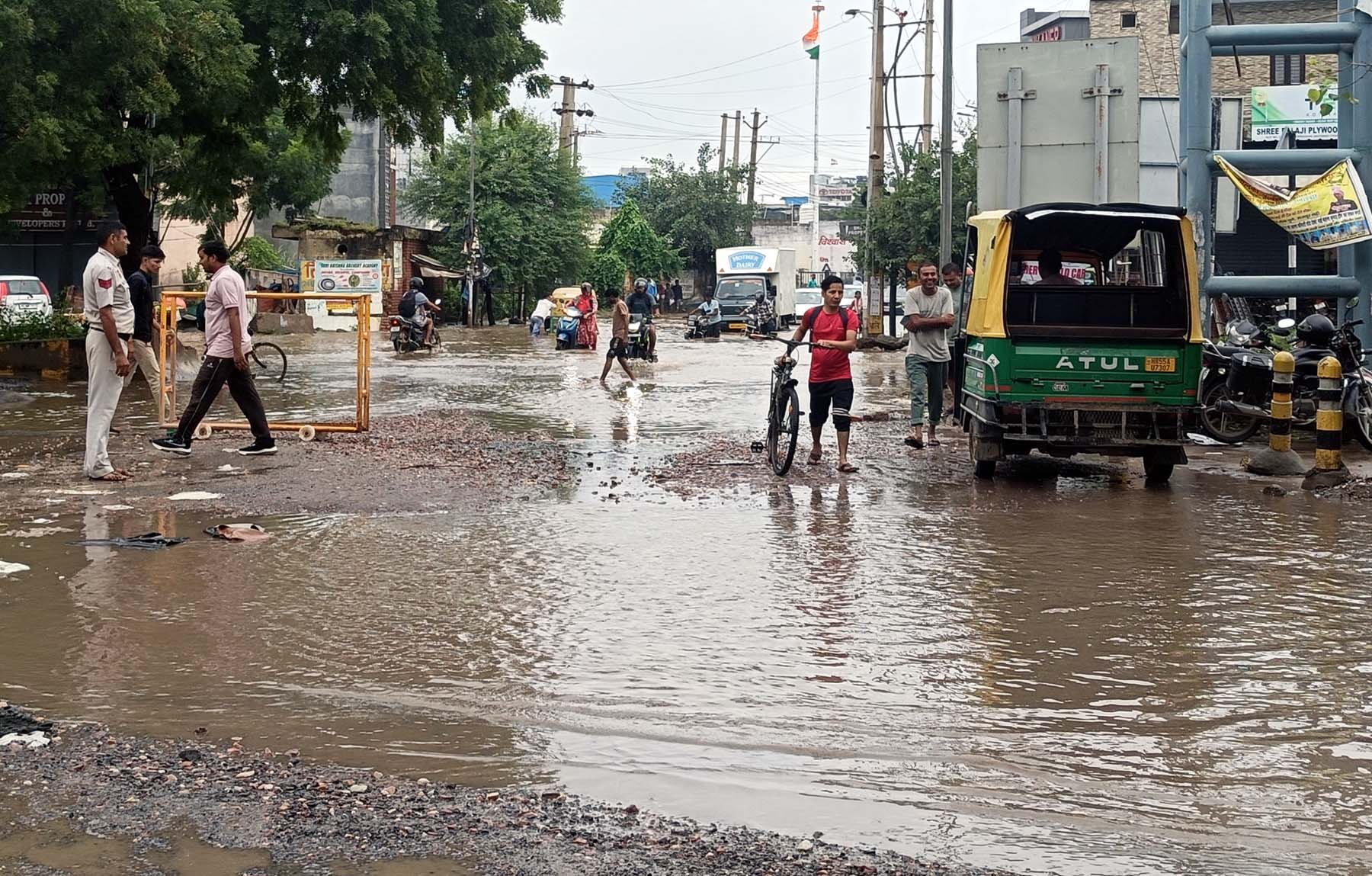 गुरुग्राम में सोमवार को हुई बरसात के बाद मंगलवार को द्वारका एक्सप्रेस-वे से रेलवे स्टेशन की तरफ जाने वाले रास्ते पर भरे पानी से निकलते लोग। गुरुग्राम में सोमवार को हुई बरसात के बाद मंगलवार को द्वारका एक्सप्रेस-वे से रेलवे स्टेशन की तरफ जाने वाले रास्ते पर भरे पानी से निकलते लोग।