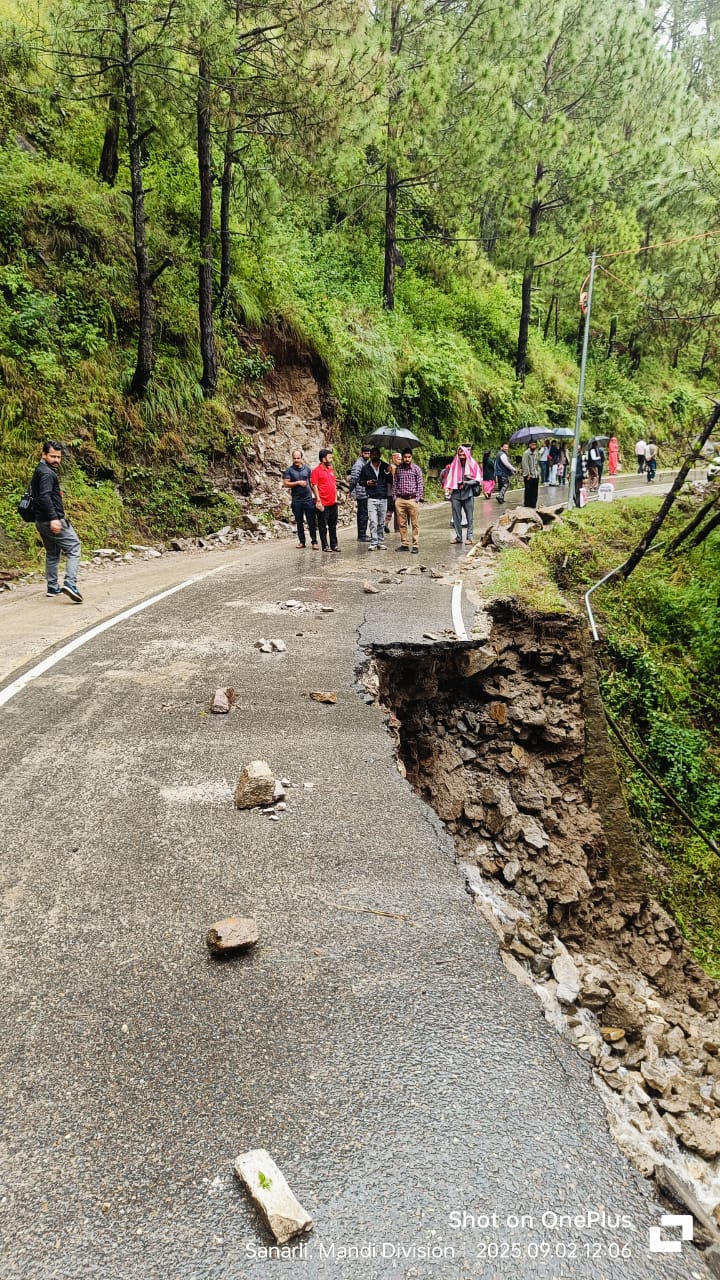 सनारली के पास क्षतिग्रस्त सड़क। सनारली के पास क्षतिग्रस्त सड़क।