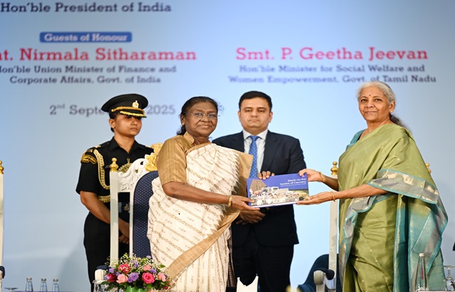 राष्ट्रपति द्रौपदी मुर्मु का समारोह में स्वागत करते हुए केंद्रीय वित्तमंत्री निर्मला सीतारमण एवं अन्य राष्ट्रपति द्रौपदी मुर्मु का समारोह में स्वागत करते हुए केंद्रीय वित्तमंत्री निर्मला सीतारमण एवं अन्य