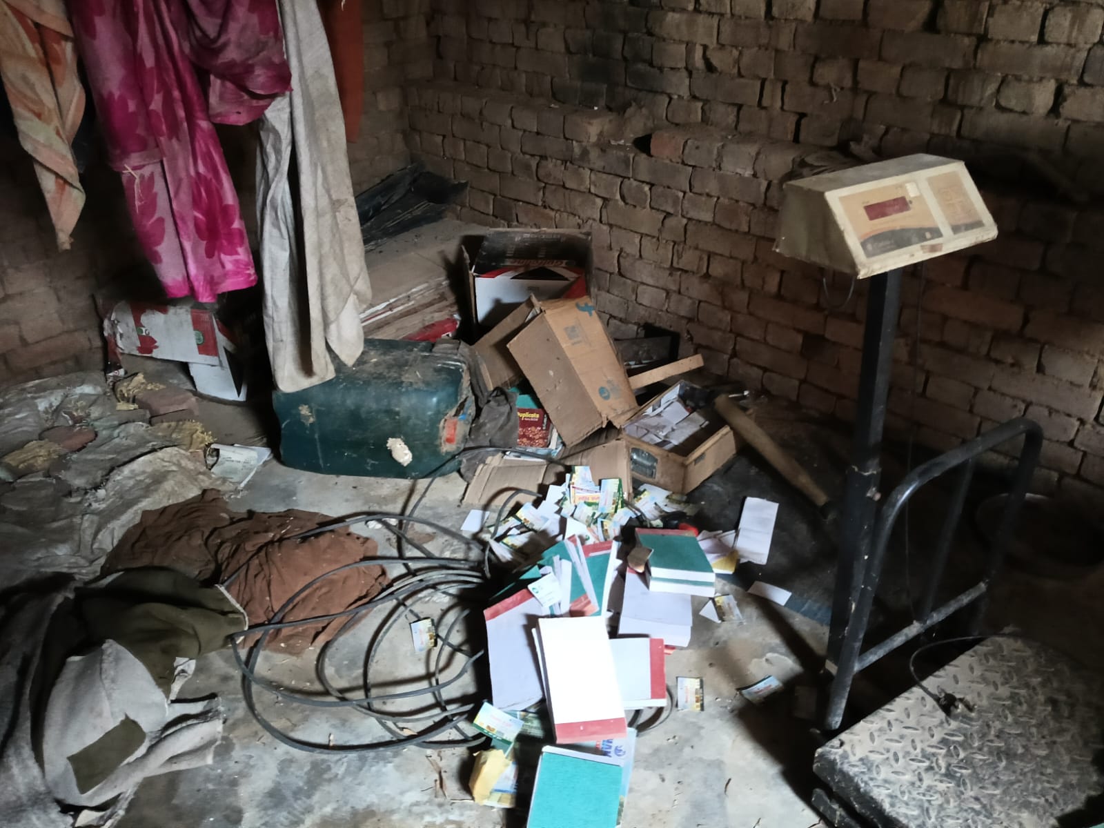 तेज बारिश के चलते गिरी कोठरी तेज बारिश के चलते गिरी कोठरी