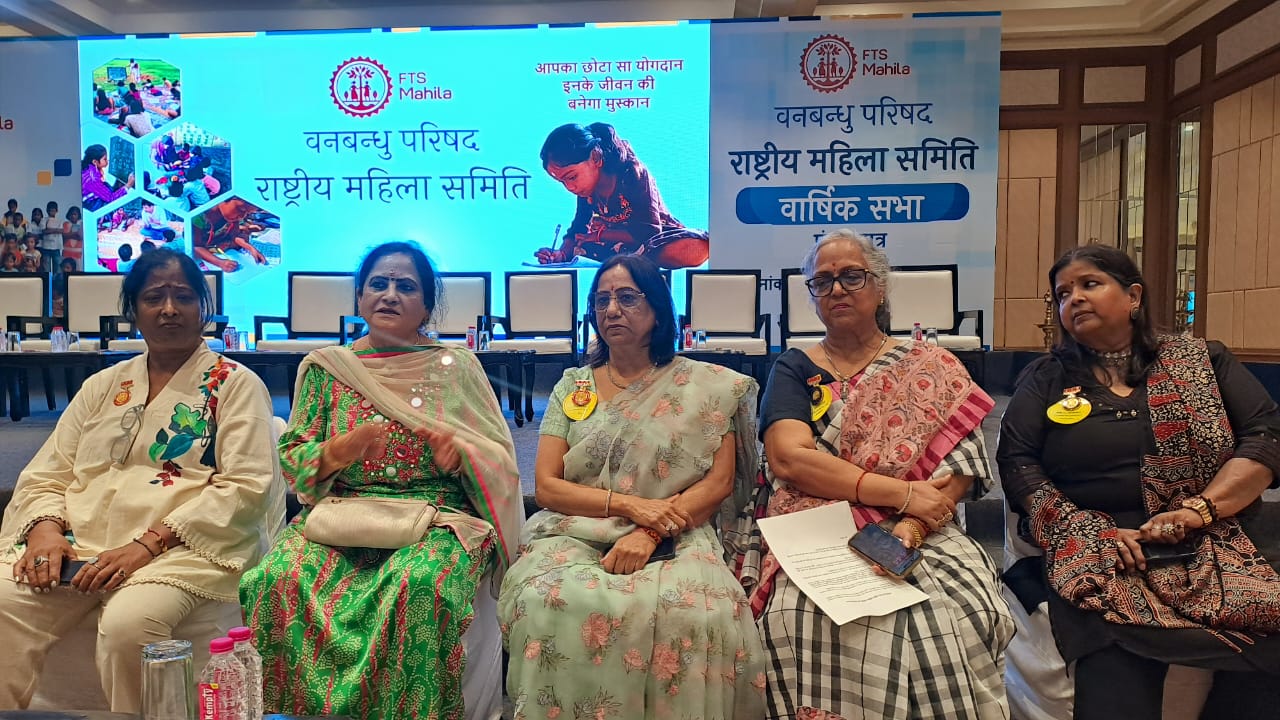 प्रेस वार्ता में राष्ट्रीय अध्यक्ष समेत अन्य प्रेस वार्ता में राष्ट्रीय अध्यक्ष समेत अन्य