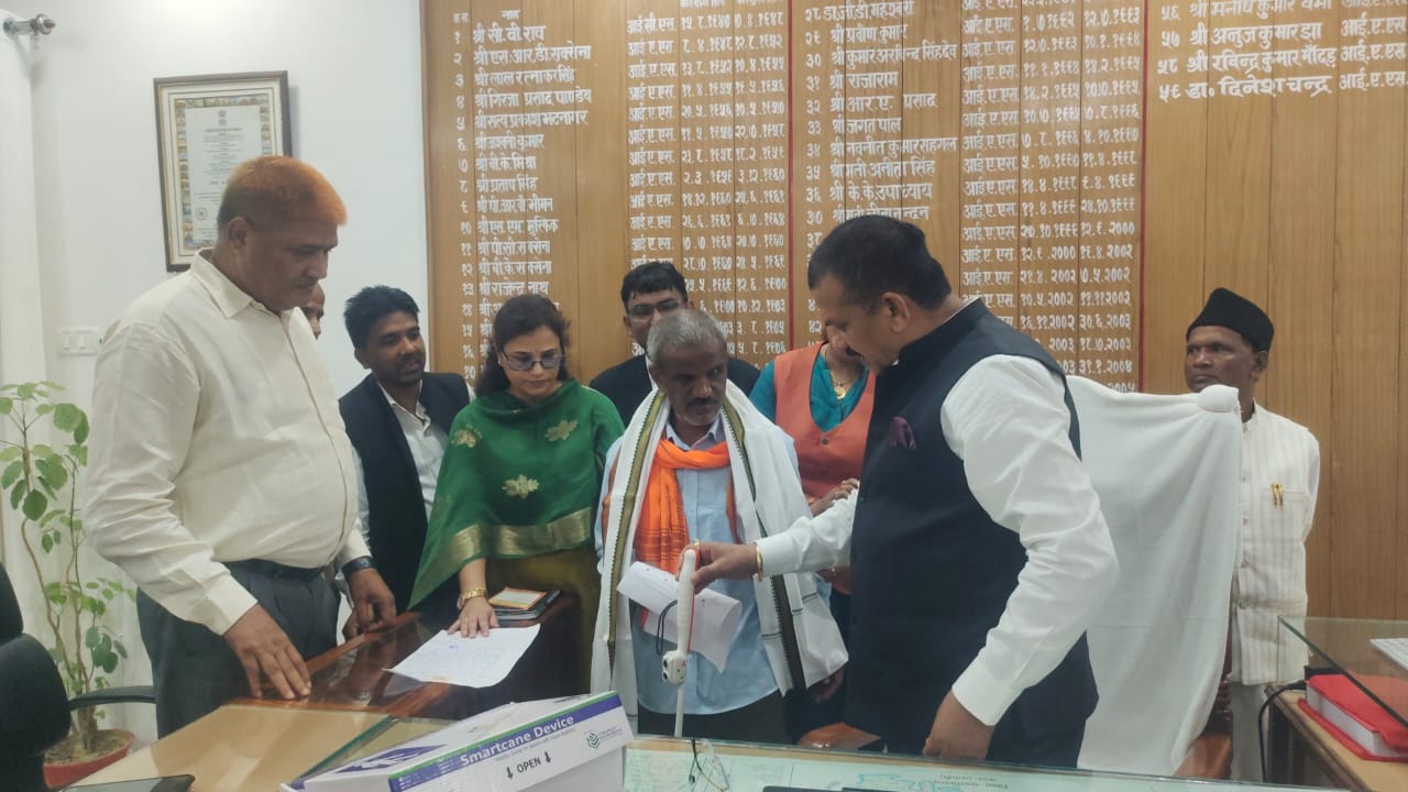 जौनपुर डीएम डॉ. दिनेश चंद्र सिंह राजस्व मामलों को फरियादियों की समस्या निस्तारण की प्रति देते हुए। जौनपुर डीएम डॉ. दिनेश चंद्र सिंह राजस्व मामलों को फरियादियों की समस्या निस्तारण की प्रति देते हुए।