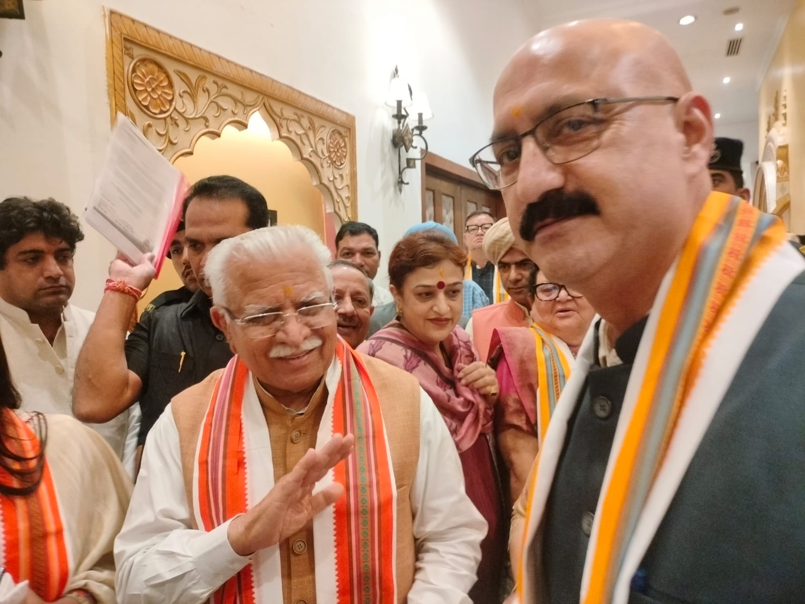 केंद्रीय मंत्री मनोहर लाल खटटर से मिलते हुए महापौर वीरेंद्र भट्ट। केंद्रीय मंत्री मनोहर लाल खटटर से मिलते हुए महापौर वीरेंद्र भट्ट।