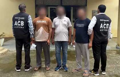 एंटी करप्शन ब्यूरो की टीम की गिरफ्त में तीनों पुलिस कर्मी