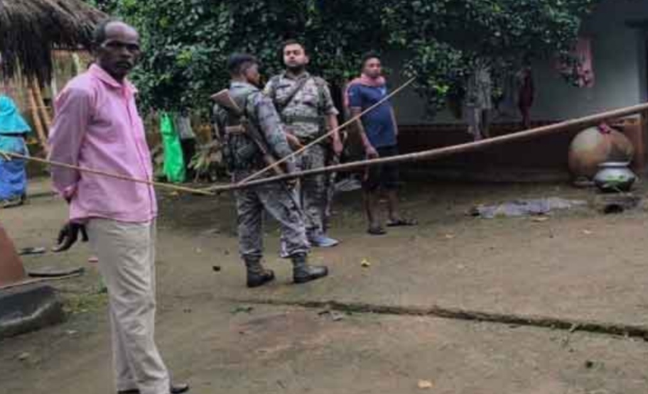 घटनास्थल पर पुलिस जांच करते हुए घटनास्थल पर पुलिस जांच करते हुए