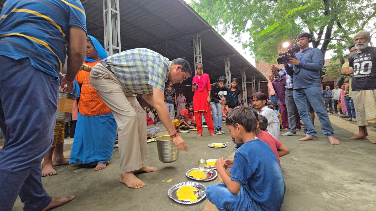 खाना पराेसते हुए जिलाधिकारी सीपी सिंह खाना पराेसते हुए जिलाधिकारी सीपी सिंह