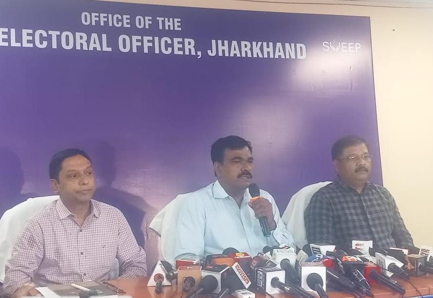 के रवि कुमार प्रेस वार्ता करते हुए के रवि कुमार प्रेस वार्ता करते हुए