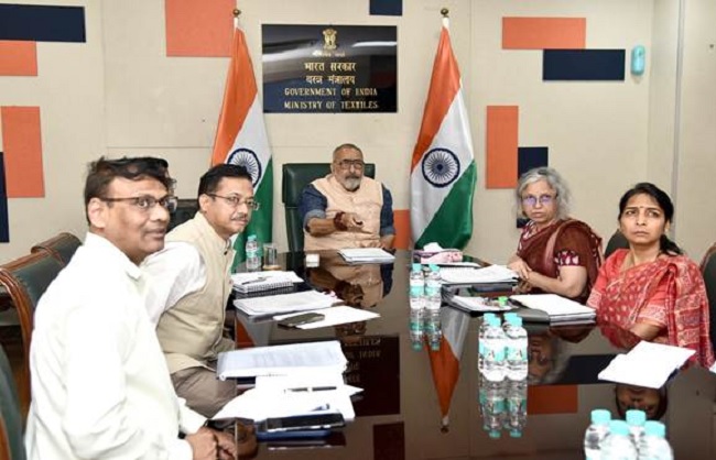 कपास किसान ऐप को लॉन्च करते गिरिराज सिंह कपास किसान ऐप को लॉन्च करते गिरिराज सिंह