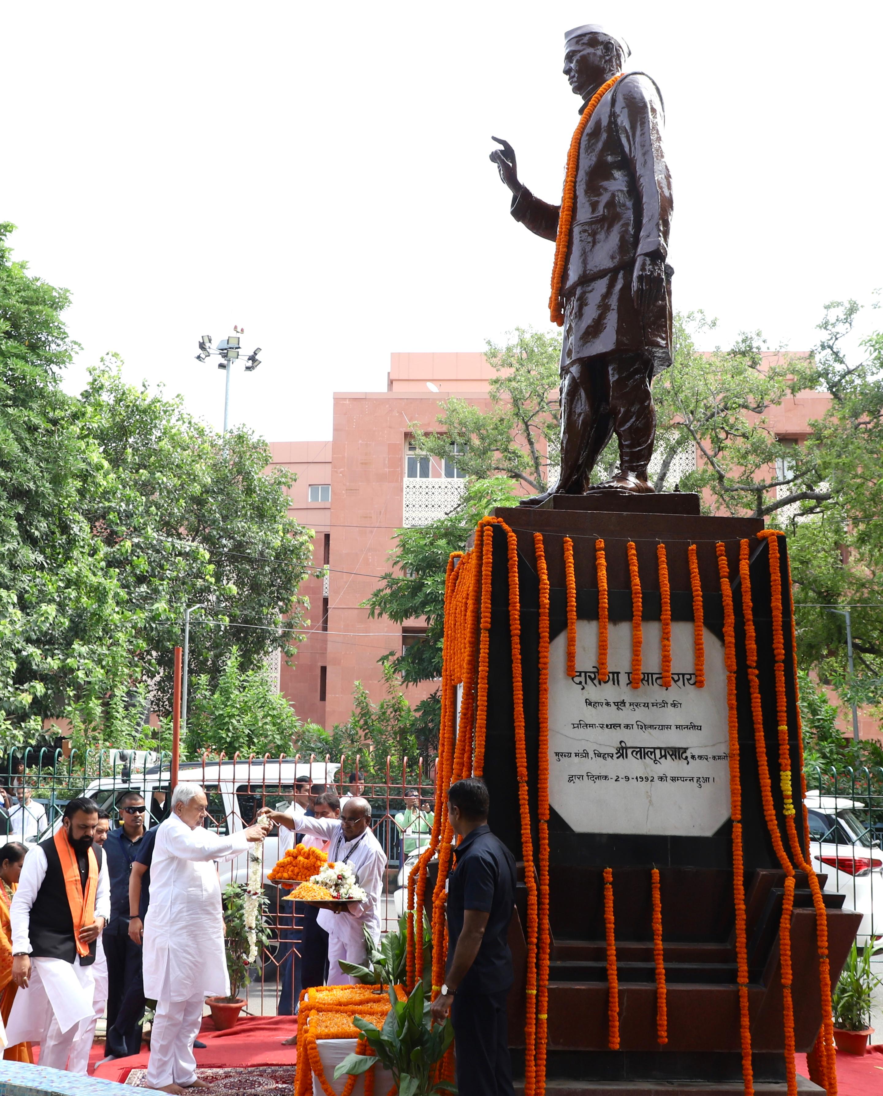 पूर्व मुख्यमंत्री स्व दारोगा प्रसाद राय की जयंती पर नीतीश कुमार ने उन्हें नमन करते हुए पूर्व मुख्यमंत्री स्व दारोगा प्रसाद राय की जयंती पर नीतीश कुमार ने उन्हें नमन करते हुए