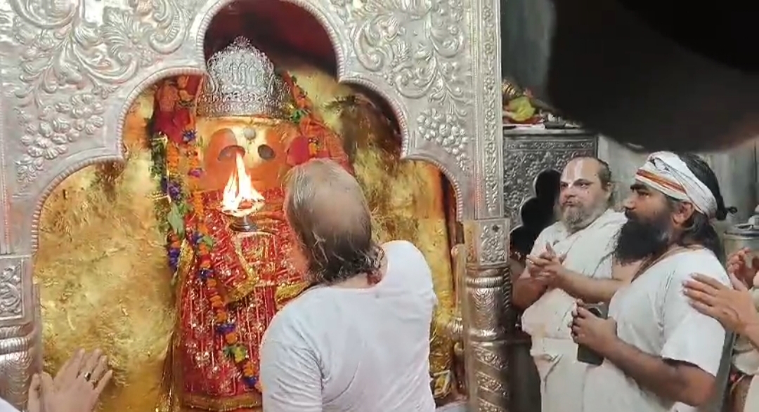 पंचमुखी पनकी हनुमान मंदिर में आरती उतारते महंत
