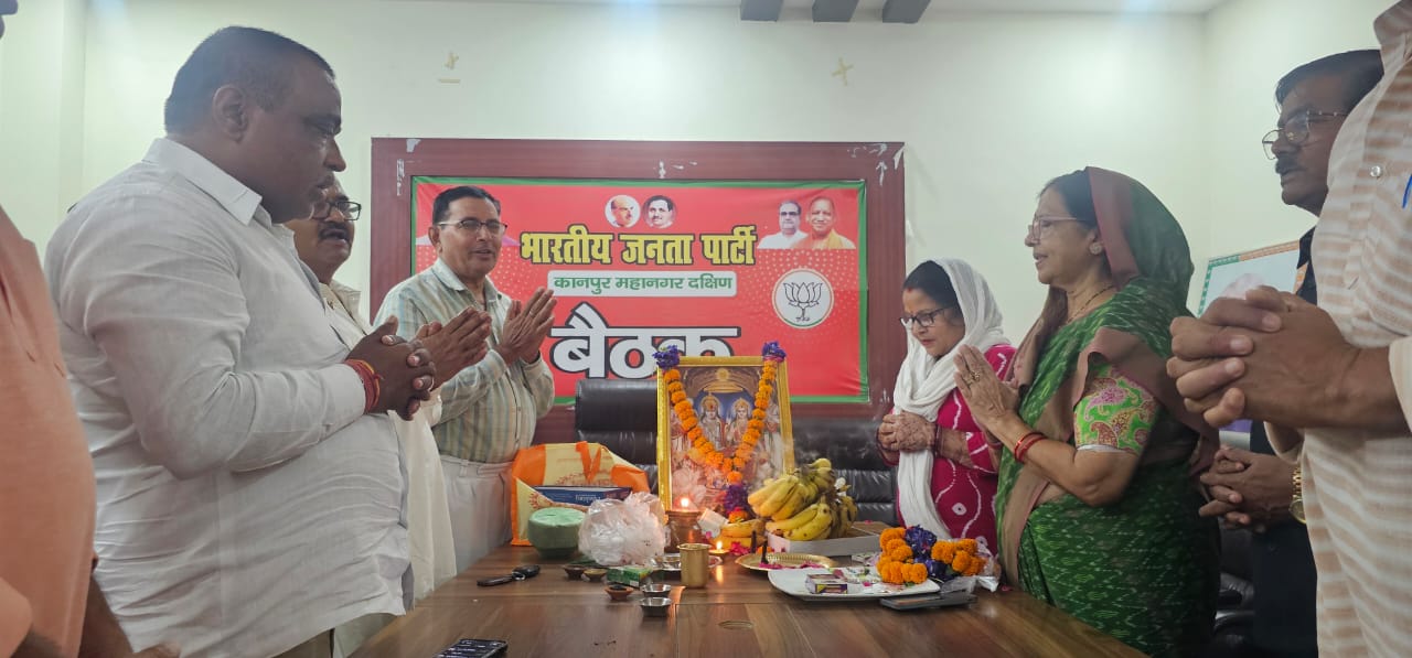 भाजपा दक्षिण मन की बात कार्यक्रम में प्रथम स्थान आने पर कार्यालय में  सुंदर काण्ड का आयोजन करते जिलाध्यक्ष व अन्य
