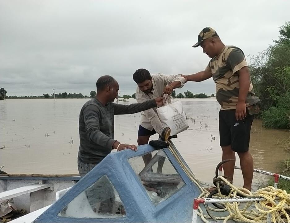 बीएसएफ के जवान बाढ़ में फंसे लाेगाें काे राहत सामग्री देते हुए बीएसएफ के जवान बाढ़ में फंसे लाेगाें काे राहत सामग्री देते हुए