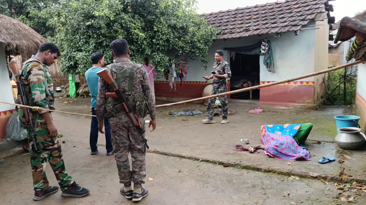घटनास्थल पर पुलिस जांच करते हुए घटनास्थल पर पुलिस जांच करते हुए