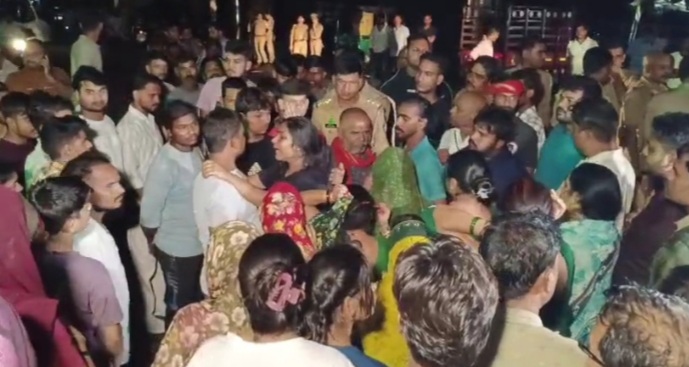 घटना के बाद जाम लगाए परिजन व लोग घटना के बाद जाम लगाए परिजन व लोग