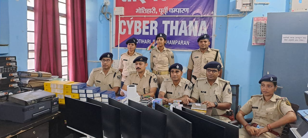 बरामद संदिग्ध सामानो के साथ पुलिस टीम बरामद संदिग्ध सामानो के साथ पुलिस टीम