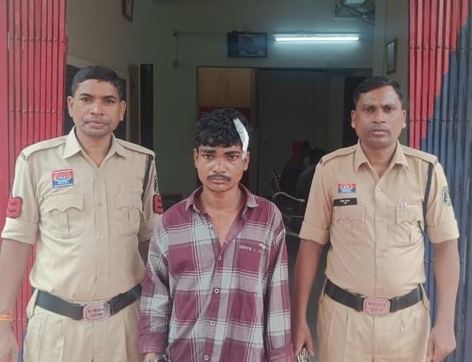 नानी की हत्या व मां को मारकर घायल करने वाला गिरफ्तार आरोपित लोमन ध्रुव। नानी की हत्या व मां को मारकर घायल करने वाला गिरफ्तार आरोपित लोमन ध्रुव।