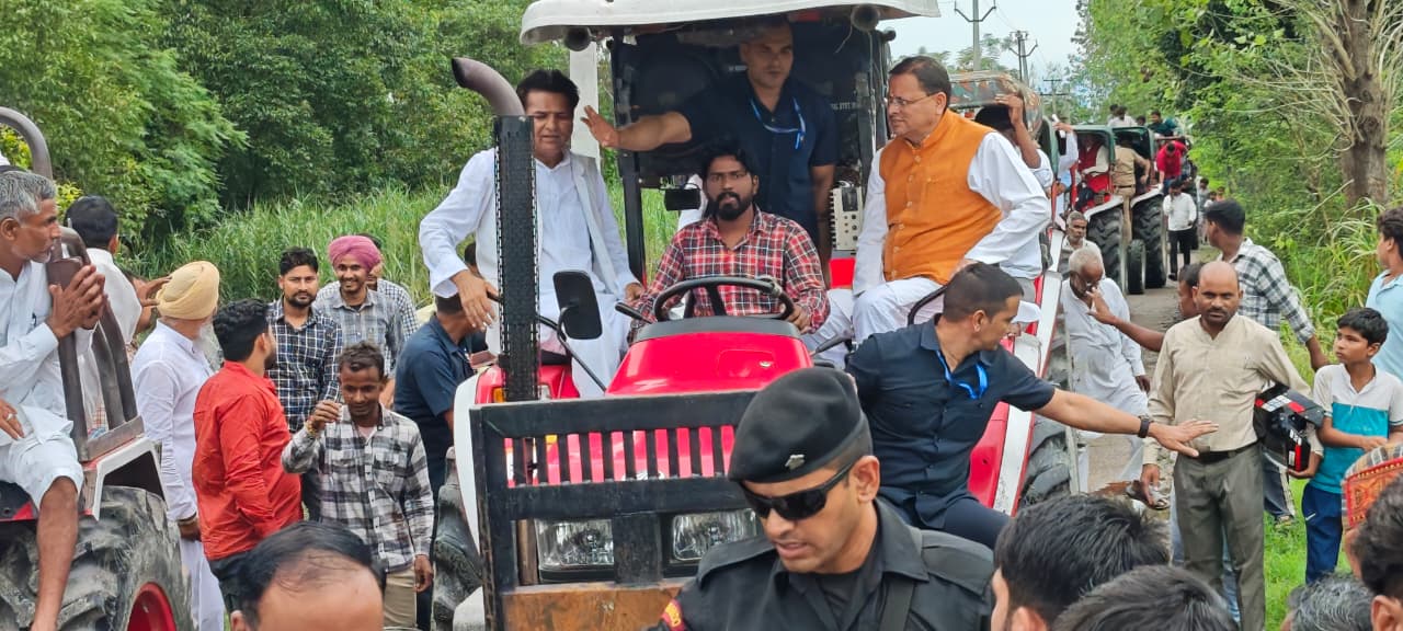 ट्रैक्टर के माध्यम से ग्रामीण और जलमग्न क्षेत्रों का दौरा करते मुख्यमंत्री। ट्रैक्टर के माध्यम से ग्रामीण और जलमग्न क्षेत्रों का दौरा करते मुख्यमंत्री।