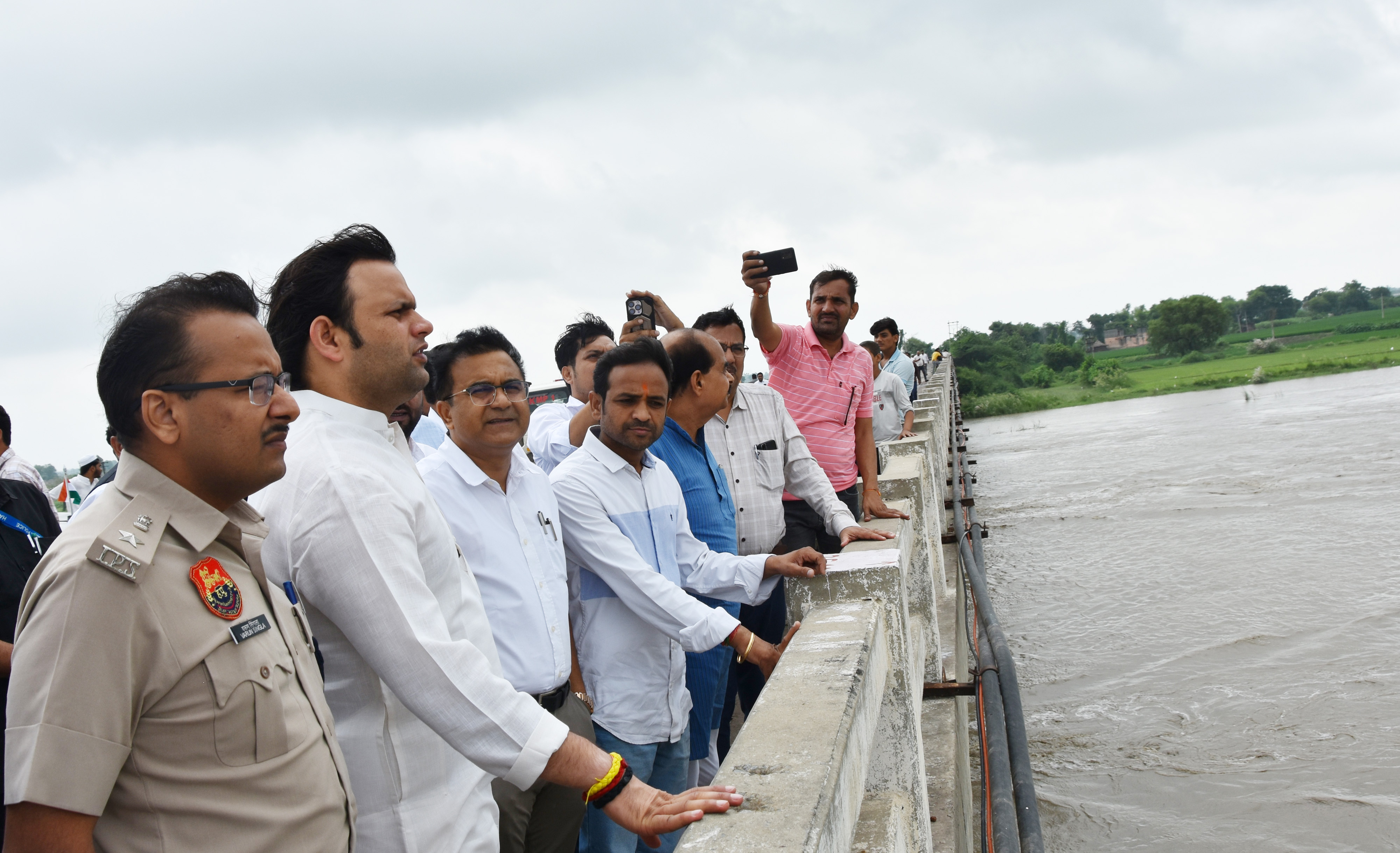 ग्रामीण घबराए नहीं सावधानी बरतें, सरकार खड़ी है लोगों के साथ : खेल मंत्री गौरव गौतम ग्रामीण घबराए नहीं सावधानी बरतें, सरकार खड़ी है लोगों के साथ : खेल मंत्री गौरव गौतम