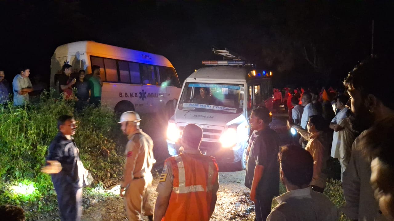 रेस्क्यू अभियान में जुटे कर्मी।