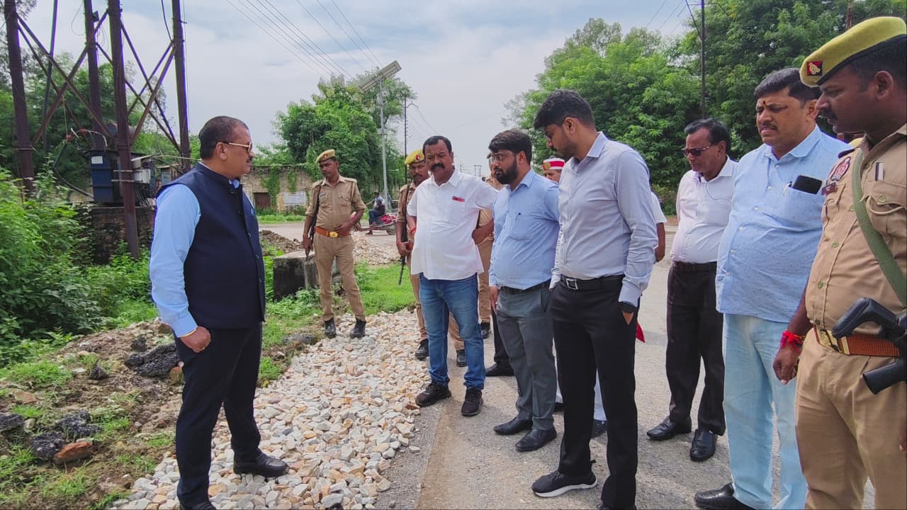जिलाधिकारी डॉ दिनेश चंद्र सिंह सीडी में निरक्षण करते हुए