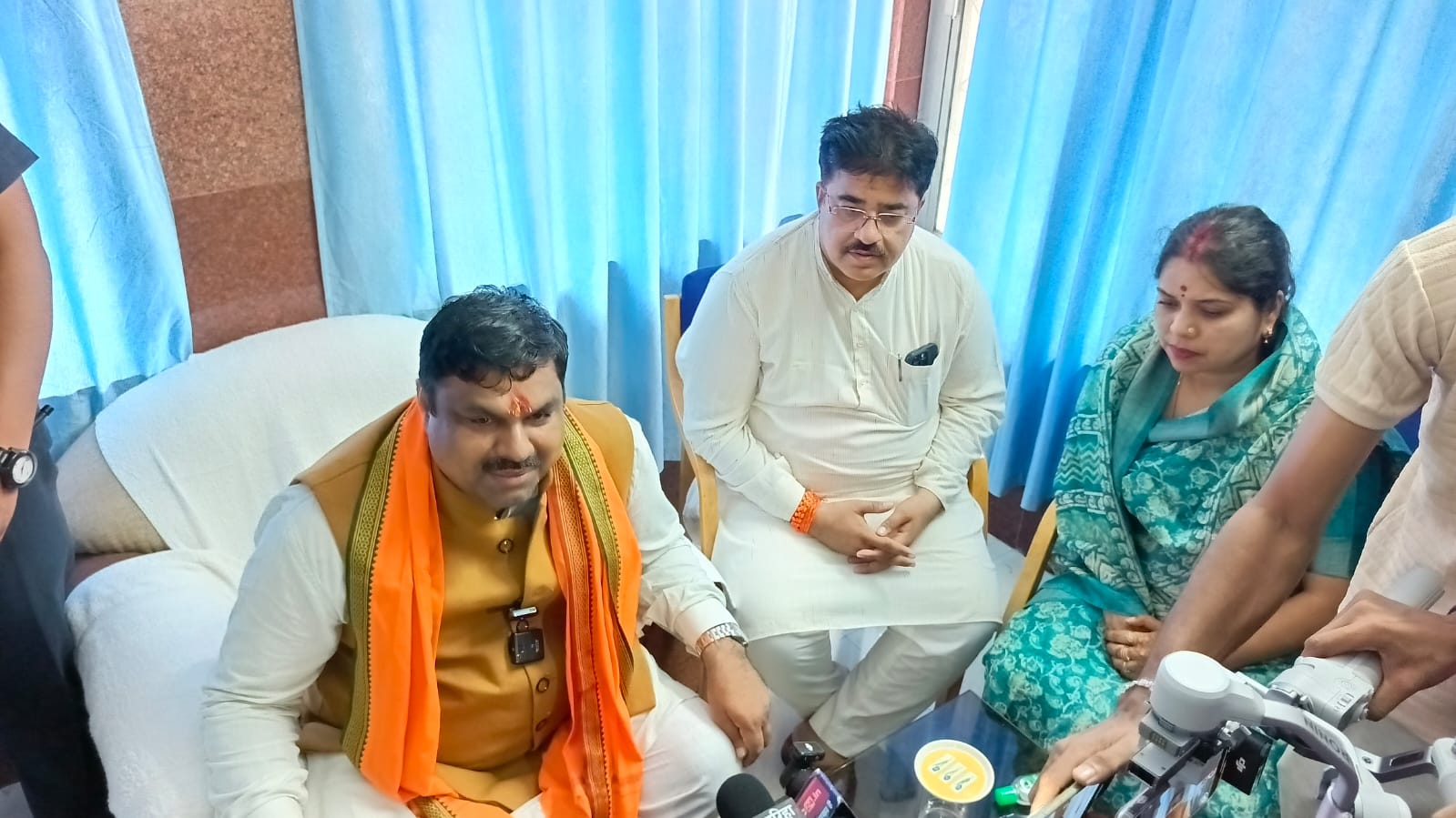 रेस्ट हाउस में जानकारी देते हुए शिक्षा मंत्री गजेन्द्र यादव। रेस्ट हाउस में जानकारी देते हुए शिक्षा मंत्री गजेन्द्र यादव।