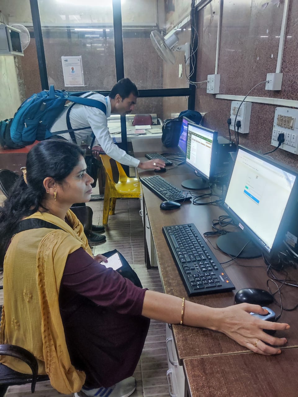 रेलवे में टिकट जांच कर्मचारियों के लिए बायोमेट्रिक साइन-ऑन एवं ऑफ प्रणाली का इस्तेमाल करते कर्मचारी रेलवे में टिकट जांच कर्मचारियों के लिए बायोमेट्रिक साइन-ऑन एवं ऑफ प्रणाली का इस्तेमाल करते कर्मचारी