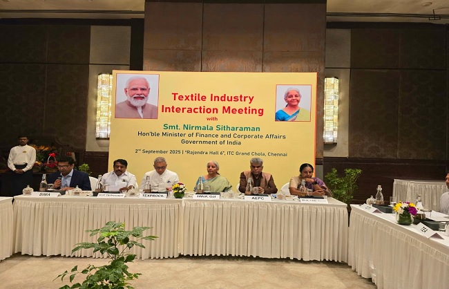 कपड़ा उद्योग के प्रतिनिधियों के बैठक करते निर्मला सीतारमण कपड़ा उद्योग के प्रतिनिधियों के बैठक करते निर्मला सीतारमण