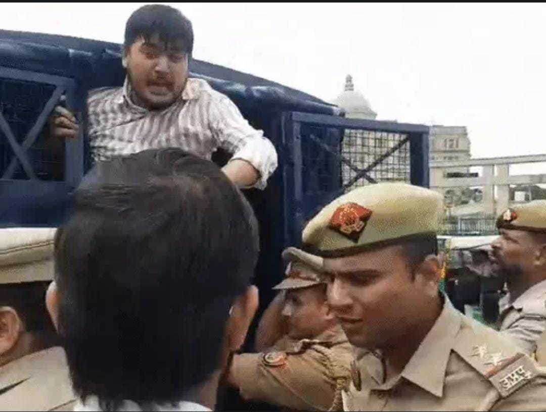लखनऊ में विधानसभा के सामने प्रदर्शनकारी छात्रों और अभाविप के कार्यकर्ताओं को वैन में ले जाती पुलिस। लखनऊ में विधानसभा के सामने प्रदर्शनकारी छात्रों और अभाविप के कार्यकर्ताओं को वैन में ले जाती पुलिस।