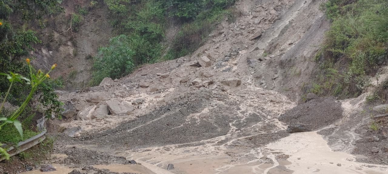 स्यानाचट्टी में यमुना पुल और होटल फिर हुए जलमग्न। स्यानाचट्टी में यमुना पुल और होटल फिर हुए जलमग्न।