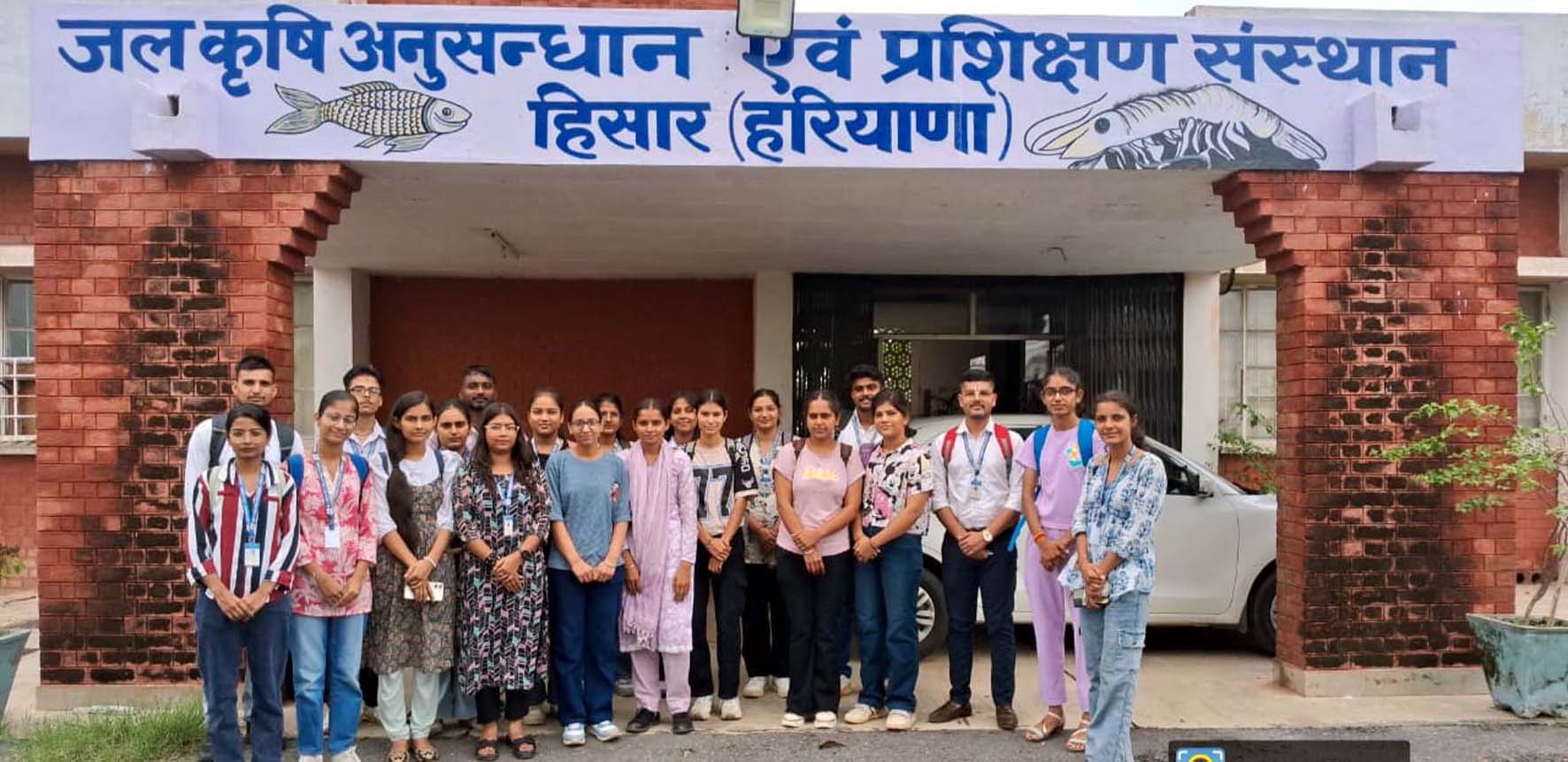प्रशिक्षण के लिए पहुंचे दयानंद कॉलेज के विद्यार्थी। प्रशिक्षण के लिए पहुंचे दयानंद कॉलेज के विद्यार्थी।