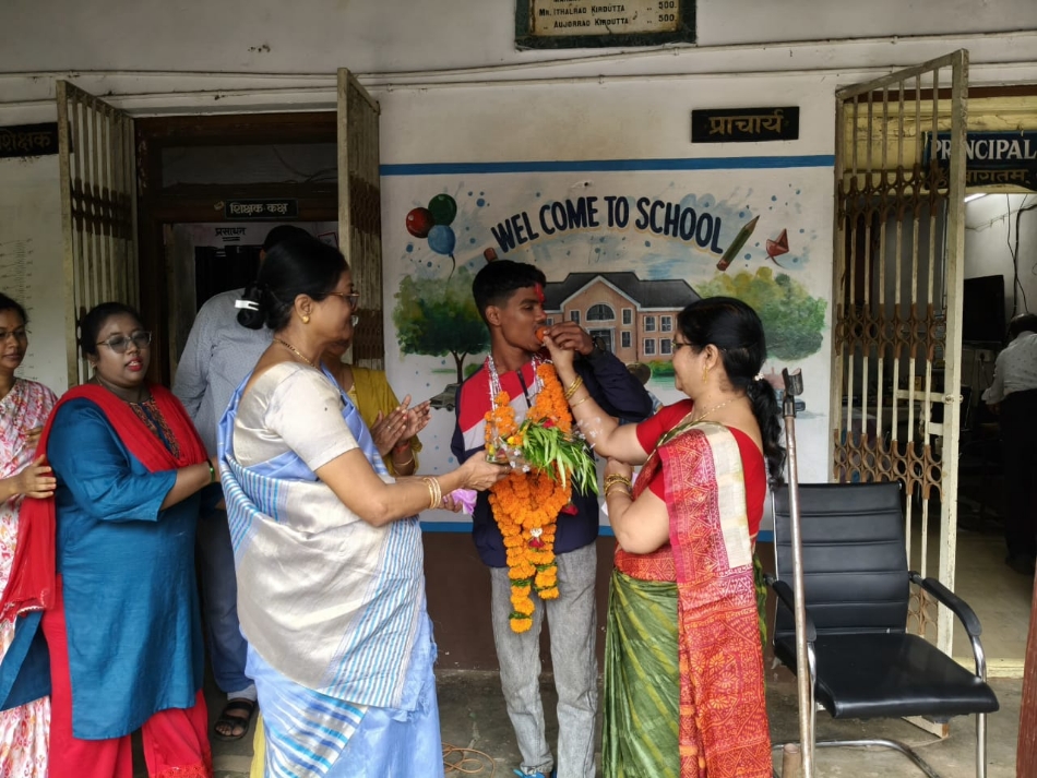 नत्थूजी जगताप स्कूल में पैरा एथलेटिक्स खिलाड़ी शिवराम साहू का मुंह मीठा कराती हुई प्राचार्य डा अन्नपूर्णा सिन्हा। नत्थूजी जगताप स्कूल में पैरा एथलेटिक्स खिलाड़ी शिवराम साहू का मुंह मीठा कराती हुई प्राचार्य डा अन्नपूर्णा सिन्हा।