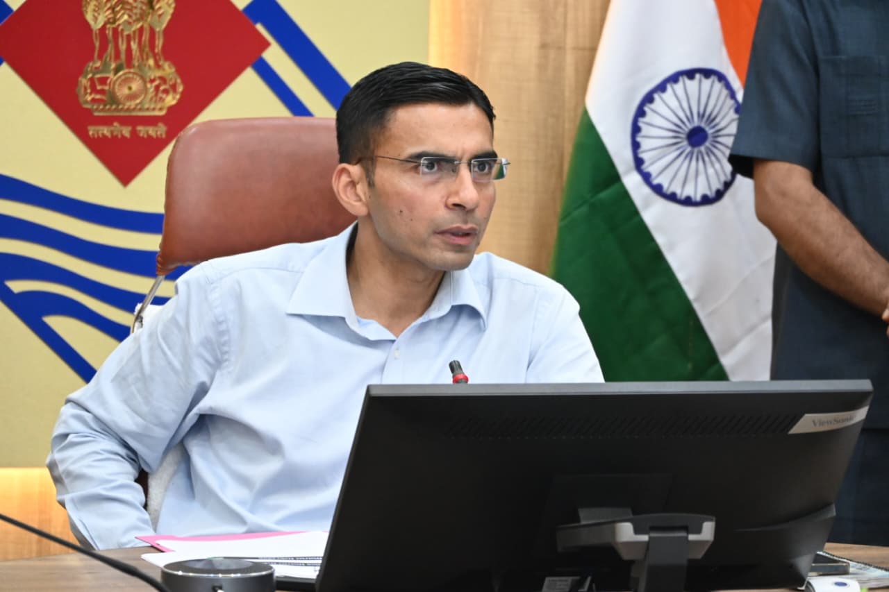 देहरादून जिलाधिकारी सविन बंसल बारिश मौसम की जानकारी लेते। देहरादून जिलाधिकारी सविन बंसल बारिश मौसम की जानकारी लेते।