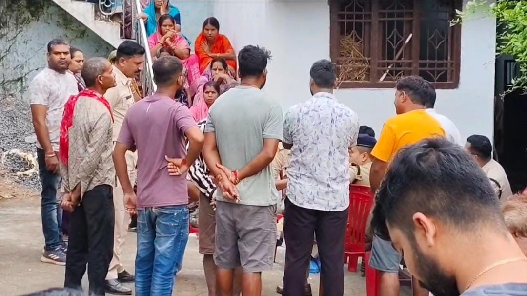 घटना स्थल पर लोगों की भीड़ व जांच करती पुलिस टीम। घटना स्थल पर लोगों की भीड़ व जांच करती पुलिस टीम।