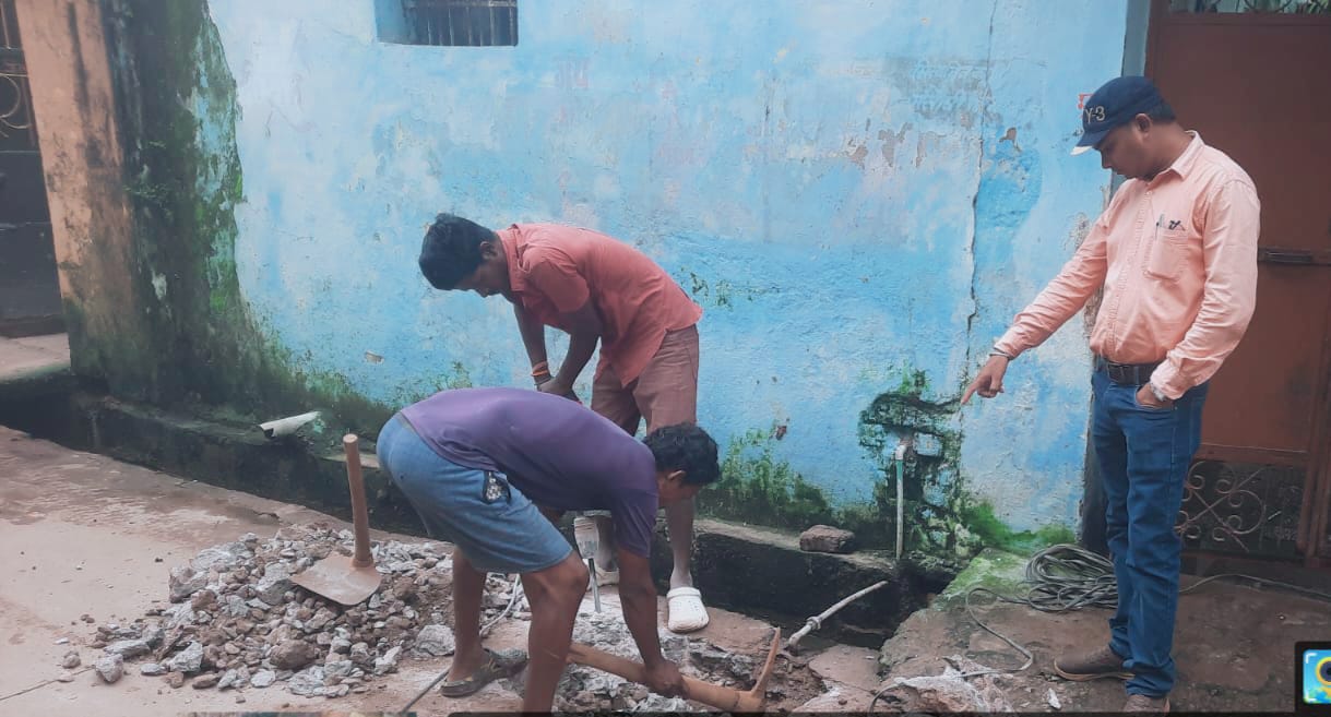 नयापारा वार्ड में लिकेज मरम्मत करते हुए नगर निगम के कर्मचारी। नयापारा वार्ड में लिकेज मरम्मत करते हुए नगर निगम के कर्मचारी।