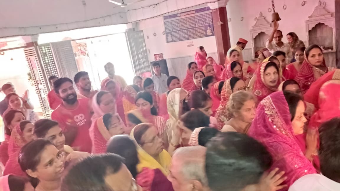 श्री रामदेव बाबा जन्मोत्सव पर मंदिर में आयोजित सामूहिक आरती में शामिल समाज की महिलाएं। श्री रामदेव बाबा जन्मोत्सव पर मंदिर में आयोजित सामूहिक आरती में शामिल समाज की महिलाएं।