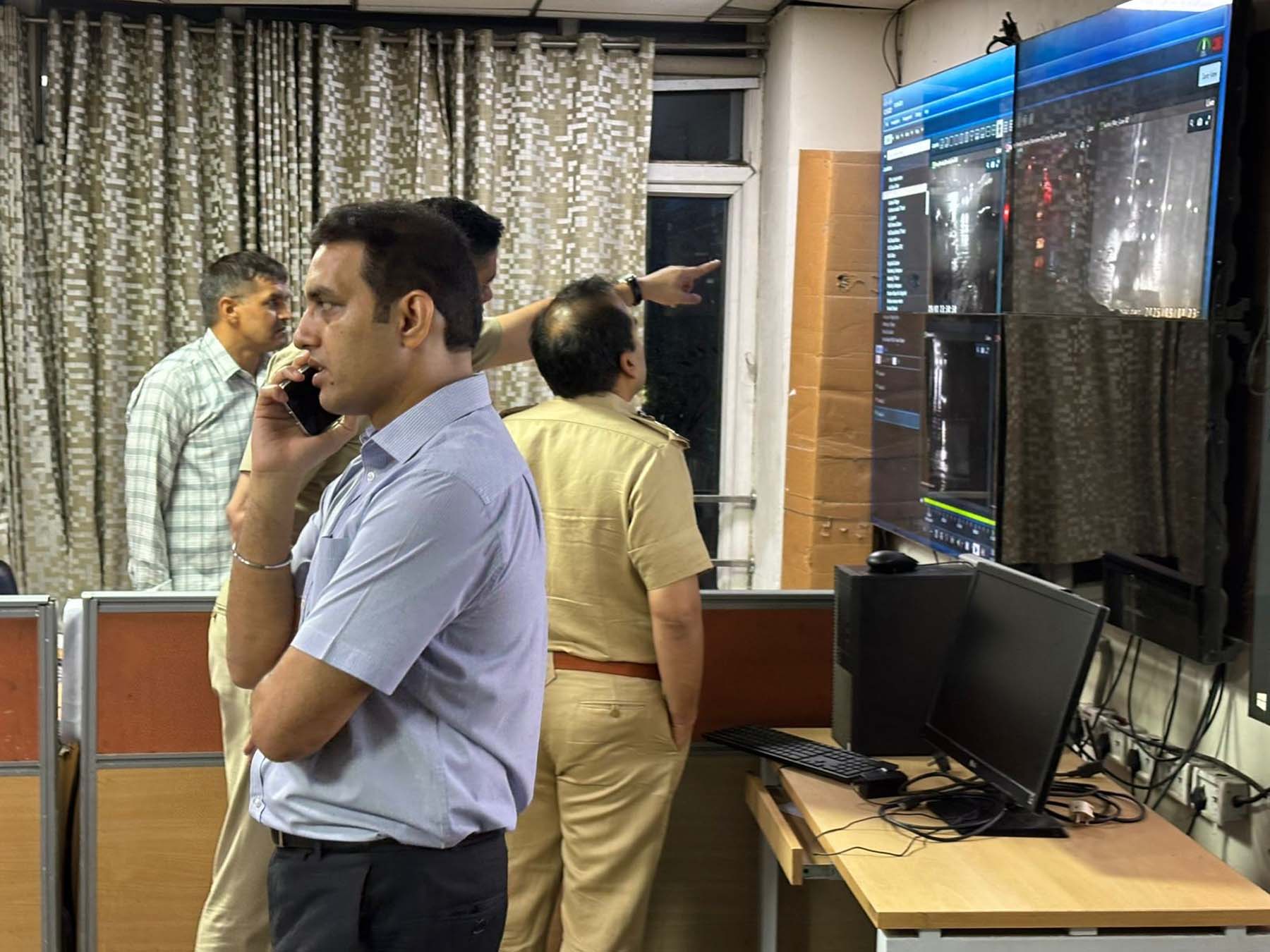 गुरुग्राम में मूसलाधार बरसात के बीच स्थिति का जायजा लेते डीसी अजय कुमार व सीपी विकास कुमार अरोड़ा। गुरुग्राम में मूसलाधार बरसात के बीच स्थिति का जायजा लेते डीसी अजय कुमार व सीपी विकास कुमार अरोड़ा।