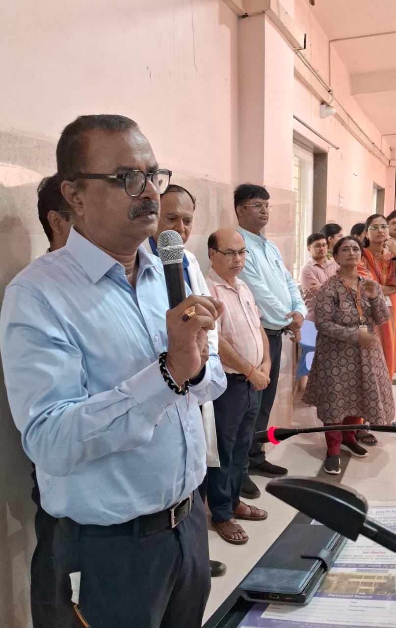 नगर निगम और स्वास्थ्य विभाग की टीमों ने पूरे परिसर के छोटे जलस्रोतों में किया एंटी लार्वल का छिड़काव नगर निगम और स्वास्थ्य विभाग की टीमों ने पूरे परिसर के छोटे जलस्रोतों में किया एंटी लार्वल का छिड़काव