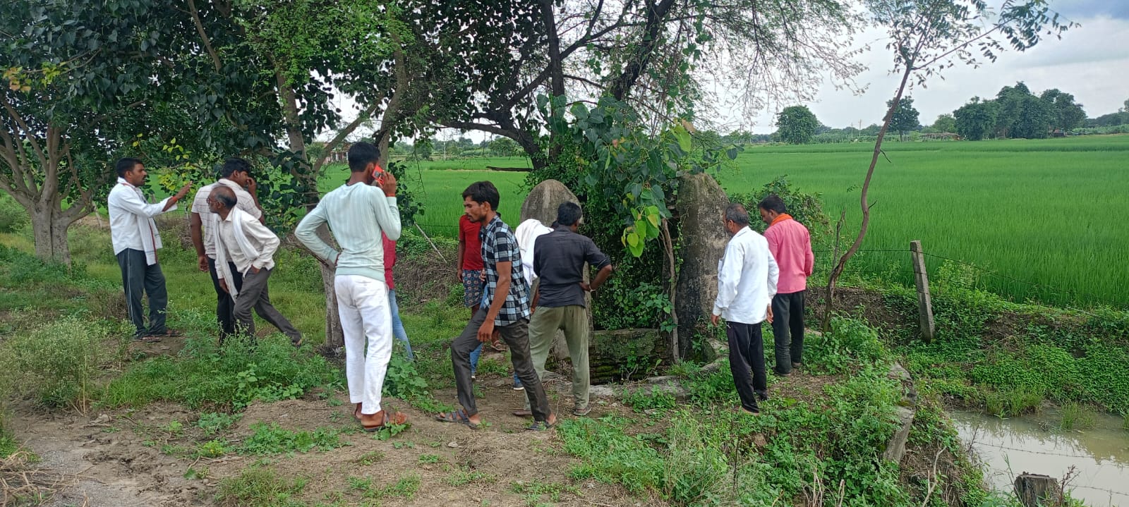 कुएं में अधेड़ व्यक्ति का शव मिलने से मची सनसनी कुएं में अधेड़ व्यक्ति का शव मिलने से मची सनसनी