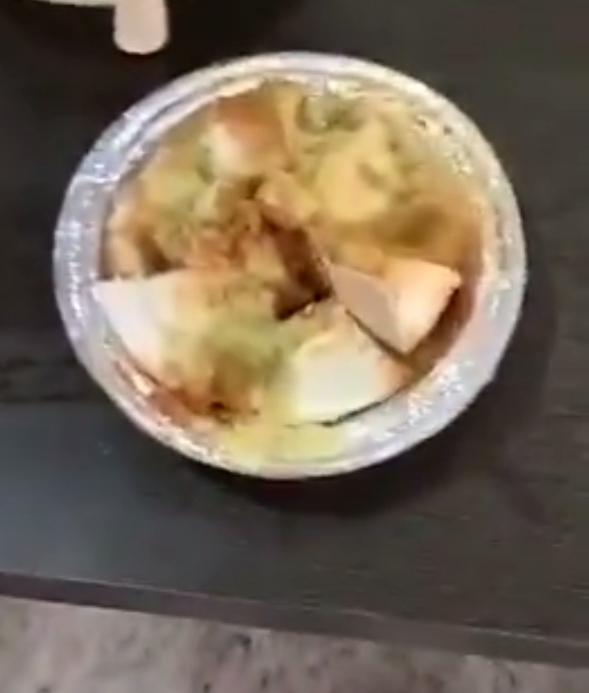 ट्रामा सेंटर में कैंटीन में परोसा गया इडली सांभर (वीडियो से ली गई फोटो) ट्रामा सेंटर में कैंटीन में परोसा गया इडली सांभर (वीडियो से ली गई फोटो)