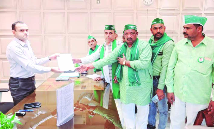 ज्ञापन देते हुए ज्ञापन देते हुए