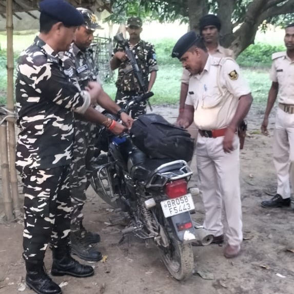 बरामद बाइक पर लदी गांजा का निरीक्षण करते पुलिसकर्मी बरामद बाइक पर लदी गांजा का निरीक्षण करते पुलिसकर्मी