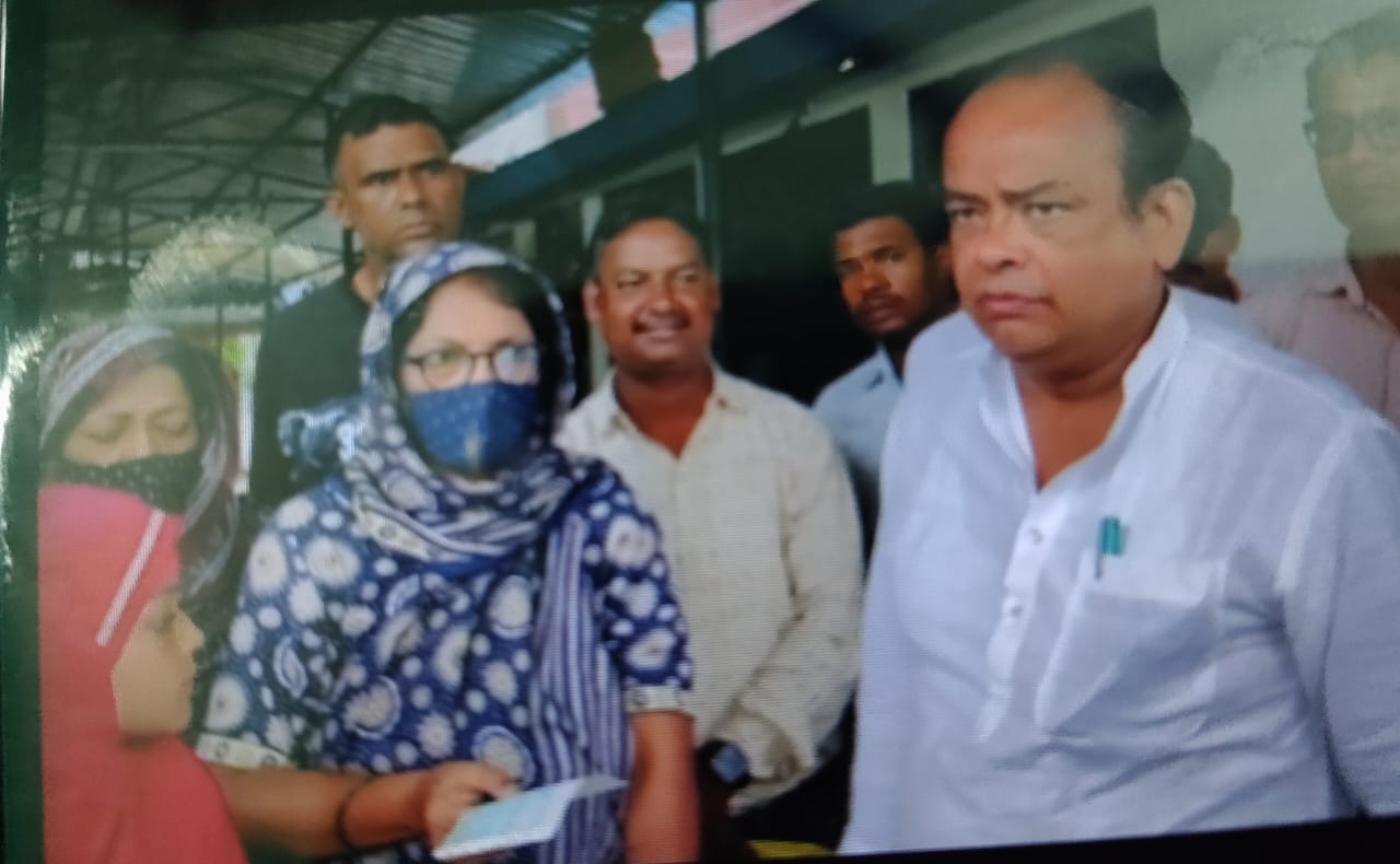 पीड़ित परिवार के साथ मंत्री इरफान अंसारी पीड़ित परिवार के साथ मंत्री इरफान अंसारी